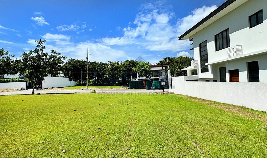 Treveia Nuvali Lot for Sale near the entrance