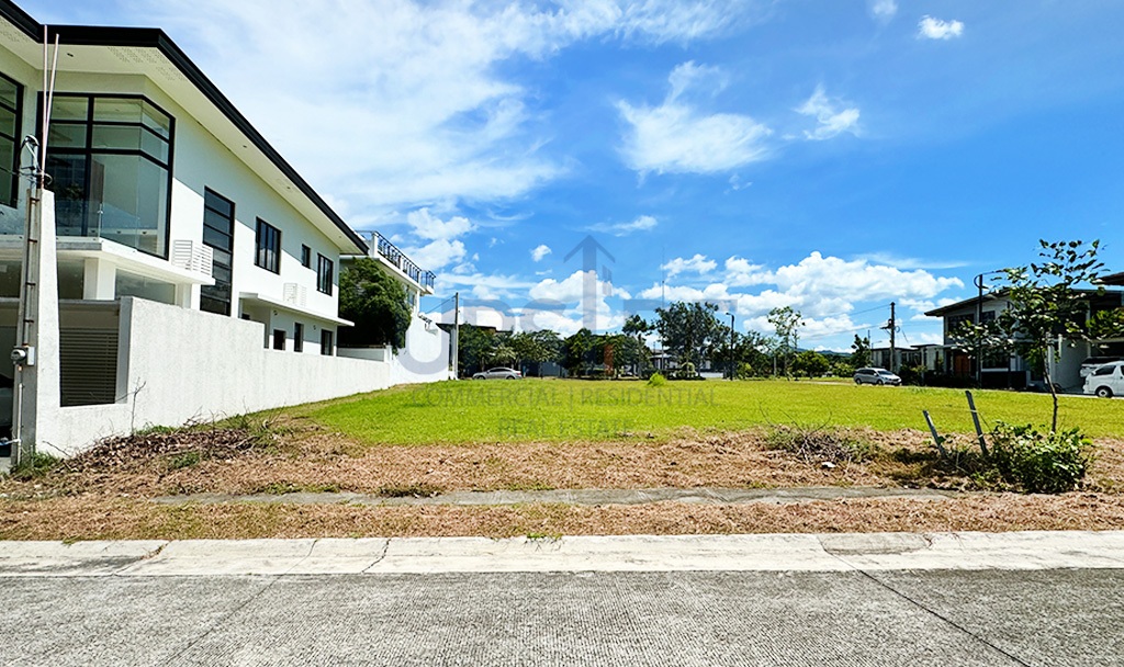 Treveia Nuvali Lot for Sale near the entrance