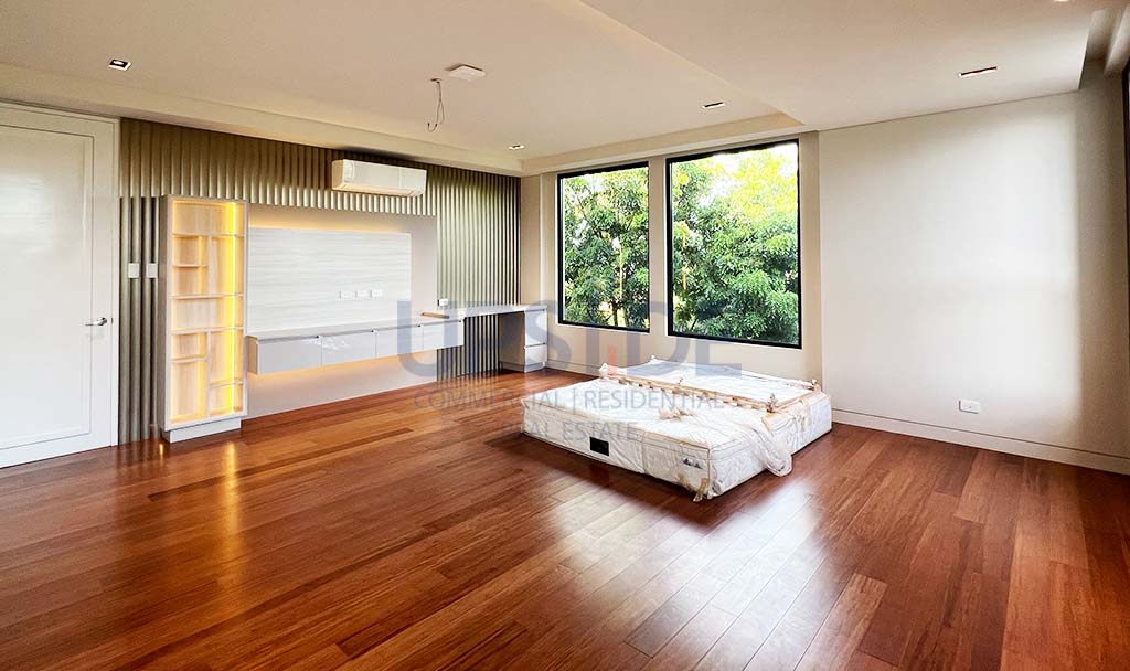 Ayala Westgrove Heights House For Sale Facing the Sports Center - Torre Vista