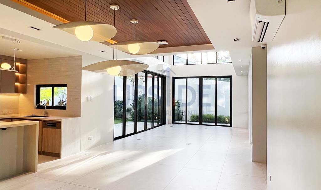 Ayala Westgrove Heights House For Sale Facing the Sports Center - Torre Vista