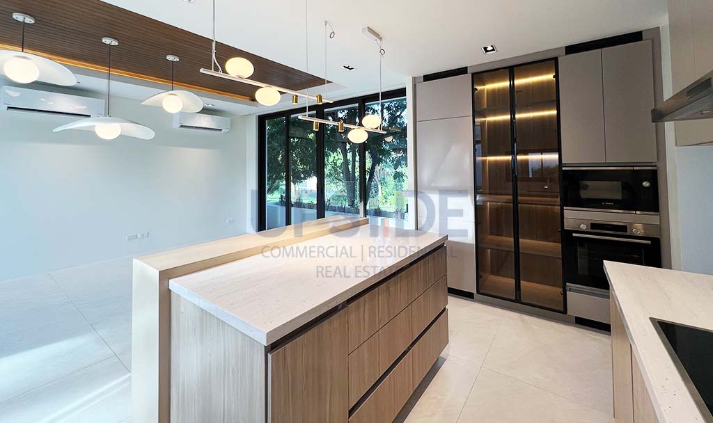 Ayala Westgrove Heights House For Sale Facing the Sports Center - Torre Vista