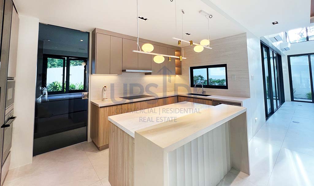 Ayala Westgrove Heights House For Sale Facing the Sports Center - Torre Vista