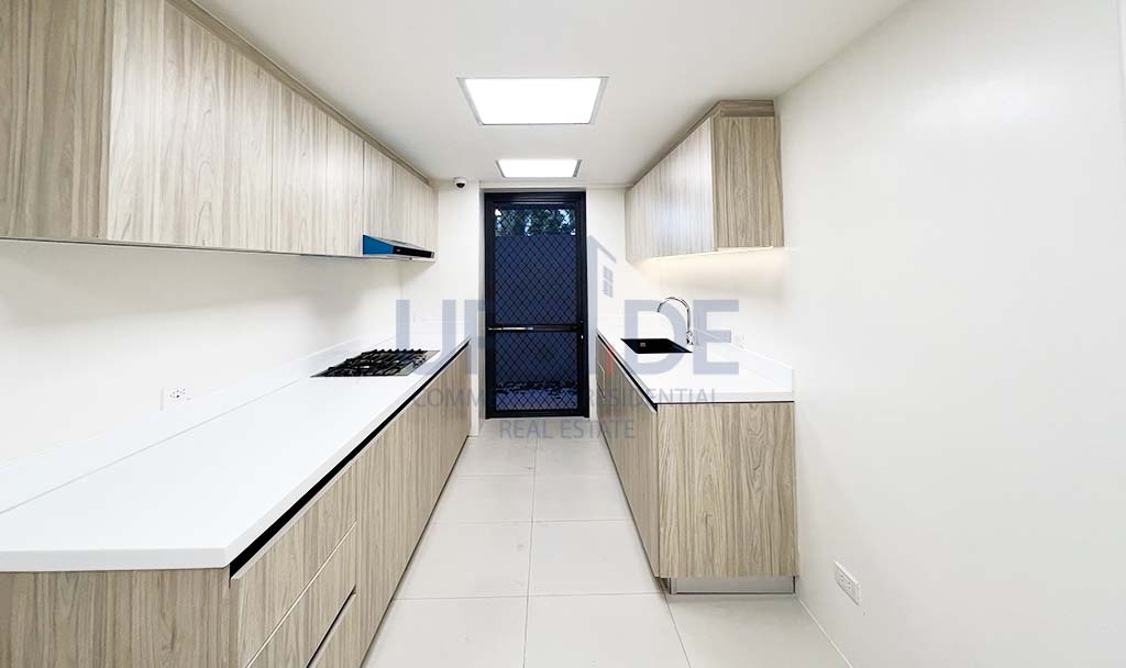 Ayala Westgrove Heights House For Sale Facing the Sports Center - Torre Vista