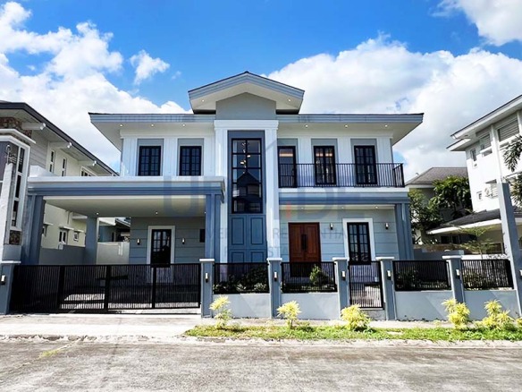 Chateaux de Paris House For Sale