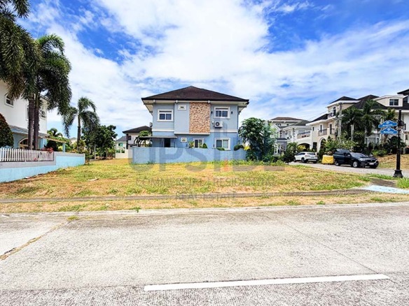 Chateaux de Paris Corner Lot For Sale