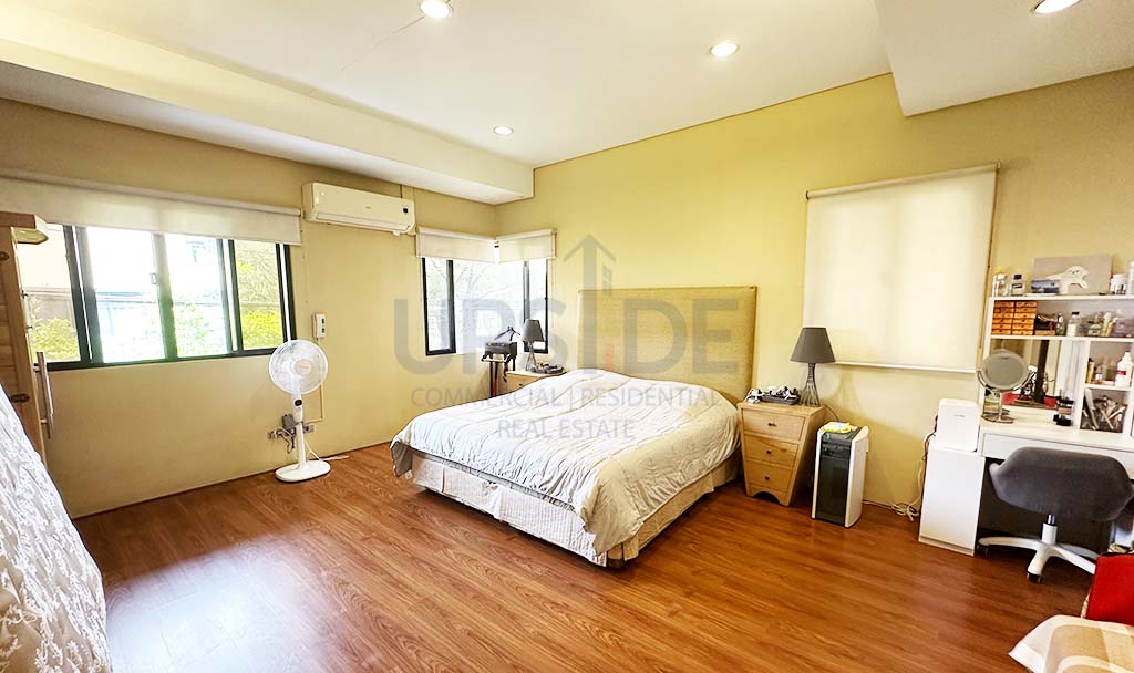 3 bedroom Mahogany Place 2 Acacia Estates Modern House For Sale — ₱46.8M — DMCI Homes, Taguig